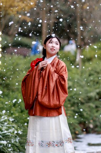 汉服节雪景照缩略图