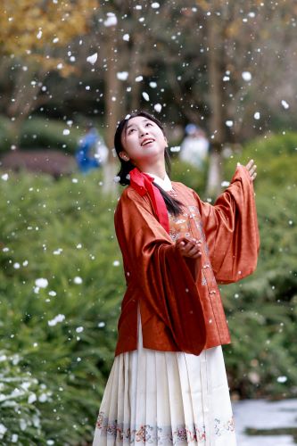 汉服节雪景照缩略图